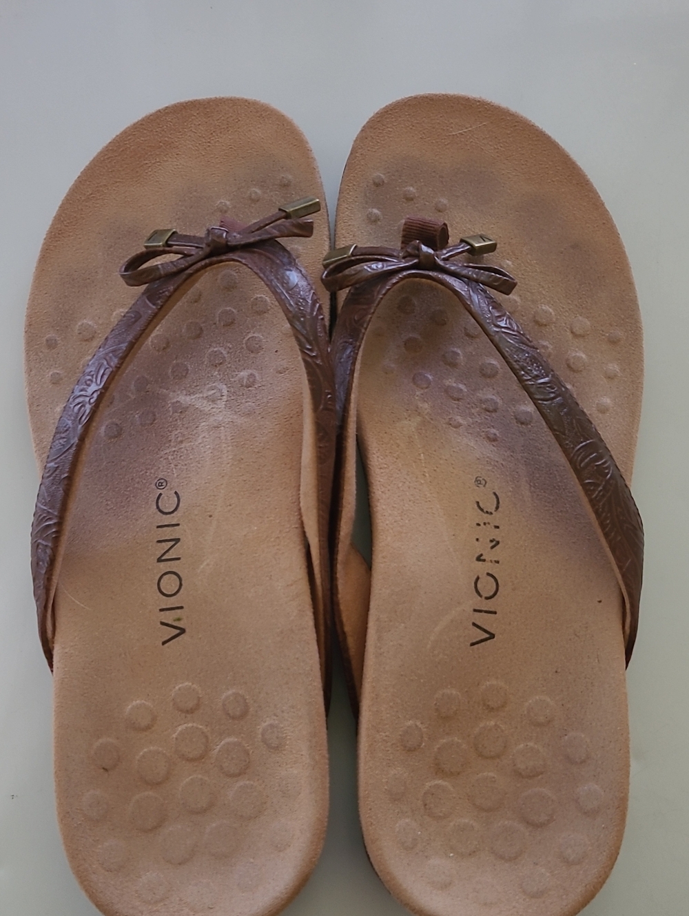 Vionic Women's Tan and Brown Bow Thong Sandals